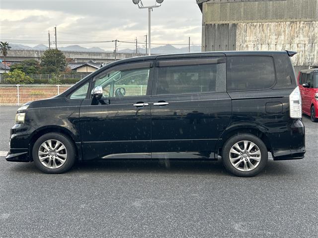 ヴォクシー ZS 煌 ワンオーナー 禁煙車 モデリスタエアロ スマートキー プッシュスタート フリップダウンモニター ETC 両側パワースライドドア 純正メモリナビ(TV/BT/DVD/ラジオ) バックカメラ 保証書(33枚目)