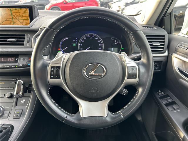 ＣＴ ＣＴ２００ｈ　バージョンＬ　禁煙車　黒レザーシート　前席シートヒーター　ワンオーナー車　純正ナビ　フルセグＴＶ　バックカメラ　スマートキー　プッシュスタート　ＬＥＤヘッドライト　ＥＴＣ　純正１７インチアルミホイール　クルコン（6枚目）