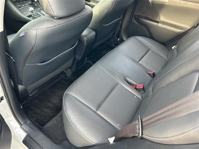 ＣＴ ＣＴ２００ｈ　バージョンＬ　禁煙車　黒レザーシート　前席シートヒーター　ワンオーナー車　純正ナビ　フルセグＴＶ　バックカメラ　スマートキー　プッシュスタート　ＬＥＤヘッドライト　ＥＴＣ　純正１７インチアルミホイール　クルコン（27枚目）