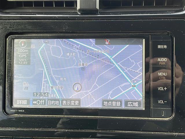 プリウス Ｓ　スマートキー　プッシュスタート　ＥＴＣ　純正メモリナビ（ＤＴＶ／ＢＴ／ＤＶＤ／ラジオ）　バックカメラ　スペアキー　オートライト　オートエアコン　純正フロアマット　社外アルミホイール　保証書　取扱説明書（3枚目）