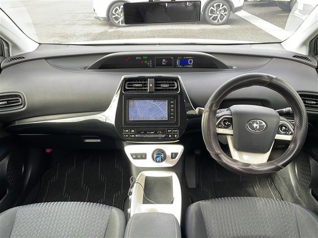 プリウス Ｓ　スマートキー　プッシュスタート　ＥＴＣ　純正メモリナビ（ＤＴＶ／ＢＴ／ＤＶＤ／ラジオ）　バックカメラ　スペアキー　オートライト　オートエアコン　純正フロアマット　社外アルミホイール　保証書　取扱説明書（4枚目）