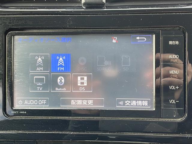 プリウス Ｓ　スマートキー　プッシュスタート　ＥＴＣ　純正メモリナビ（ＤＴＶ／ＢＴ／ＤＶＤ／ラジオ）　バックカメラ　スペアキー　オートライト　オートエアコン　純正フロアマット　社外アルミホイール　保証書　取扱説明書（8枚目）