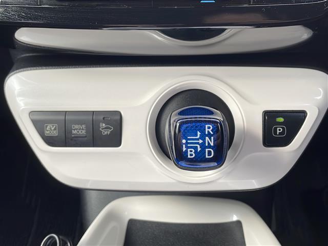 プリウス Ｓ　スマートキー　プッシュスタート　ＥＴＣ　純正メモリナビ（ＤＴＶ／ＢＴ／ＤＶＤ／ラジオ）　バックカメラ　スペアキー　オートライト　オートエアコン　純正フロアマット　社外アルミホイール　保証書　取扱説明書（10枚目）