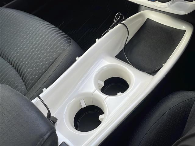 プリウス Ｓ　スマートキー　プッシュスタート　ＥＴＣ　純正メモリナビ（ＤＴＶ／ＢＴ／ＤＶＤ／ラジオ）　バックカメラ　スペアキー　オートライト　オートエアコン　純正フロアマット　社外アルミホイール　保証書　取扱説明書（11枚目）