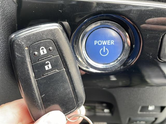 プリウス Ｓ　スマートキー　プッシュスタート　ＥＴＣ　純正メモリナビ（ＤＴＶ／ＢＴ／ＤＶＤ／ラジオ）　バックカメラ　スペアキー　オートライト　オートエアコン　純正フロアマット　社外アルミホイール　保証書　取扱説明書（16枚目）