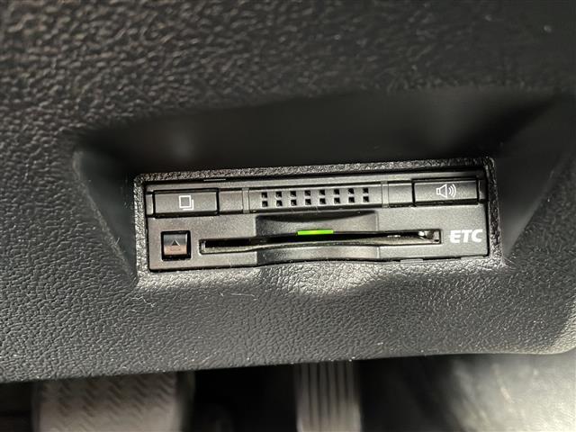 プリウス Ｓ　スマートキー　プッシュスタート　ＥＴＣ　純正メモリナビ（ＤＴＶ／ＢＴ／ＤＶＤ／ラジオ）　バックカメラ　スペアキー　オートライト　オートエアコン　純正フロアマット　社外アルミホイール　保証書　取扱説明書（17枚目）