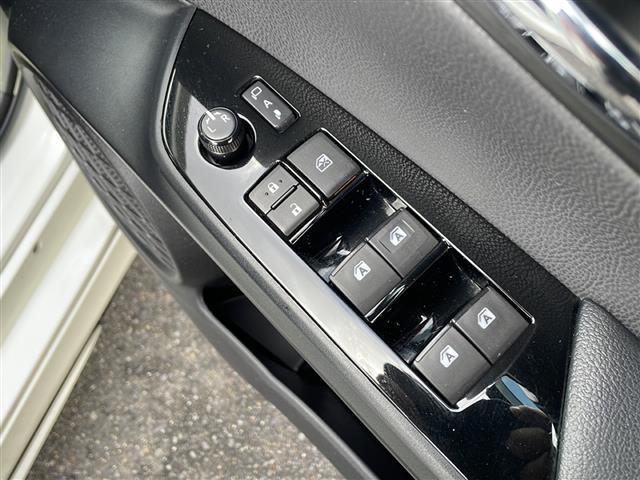 プリウス Ｓ　スマートキー　プッシュスタート　ＥＴＣ　純正メモリナビ（ＤＴＶ／ＢＴ／ＤＶＤ／ラジオ）　バックカメラ　スペアキー　オートライト　オートエアコン　純正フロアマット　社外アルミホイール　保証書　取扱説明書（18枚目）