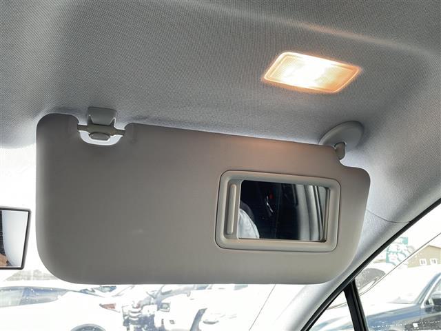 プリウス Ｓ　スマートキー　プッシュスタート　ＥＴＣ　純正メモリナビ（ＤＴＶ／ＢＴ／ＤＶＤ／ラジオ）　バックカメラ　スペアキー　オートライト　オートエアコン　純正フロアマット　社外アルミホイール　保証書　取扱説明書（20枚目）