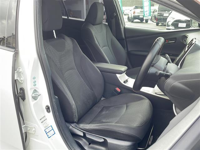 プリウス Ｓ　スマートキー　プッシュスタート　ＥＴＣ　純正メモリナビ（ＤＴＶ／ＢＴ／ＤＶＤ／ラジオ）　バックカメラ　スペアキー　オートライト　オートエアコン　純正フロアマット　社外アルミホイール　保証書　取扱説明書（23枚目）