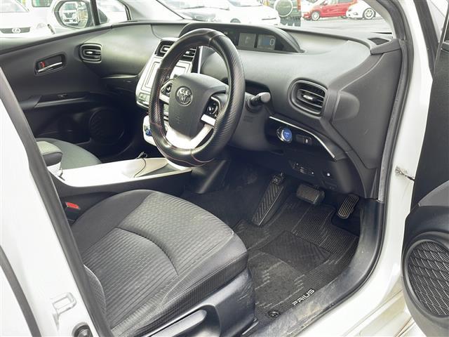 プリウス Ｓ　スマートキー　プッシュスタート　ＥＴＣ　純正メモリナビ（ＤＴＶ／ＢＴ／ＤＶＤ／ラジオ）　バックカメラ　スペアキー　オートライト　オートエアコン　純正フロアマット　社外アルミホイール　保証書　取扱説明書（24枚目）