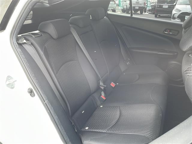 プリウス Ｓ　スマートキー　プッシュスタート　ＥＴＣ　純正メモリナビ（ＤＴＶ／ＢＴ／ＤＶＤ／ラジオ）　バックカメラ　スペアキー　オートライト　オートエアコン　純正フロアマット　社外アルミホイール　保証書　取扱説明書（25枚目）