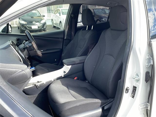 プリウス Ｓ　スマートキー　プッシュスタート　ＥＴＣ　純正メモリナビ（ＤＴＶ／ＢＴ／ＤＶＤ／ラジオ）　バックカメラ　スペアキー　オートライト　オートエアコン　純正フロアマット　社外アルミホイール　保証書　取扱説明書（26枚目）