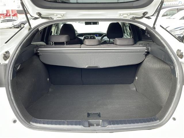 プリウス Ｓ　スマートキー　プッシュスタート　ＥＴＣ　純正メモリナビ（ＤＴＶ／ＢＴ／ＤＶＤ／ラジオ）　バックカメラ　スペアキー　オートライト　オートエアコン　純正フロアマット　社外アルミホイール　保証書　取扱説明書（29枚目）