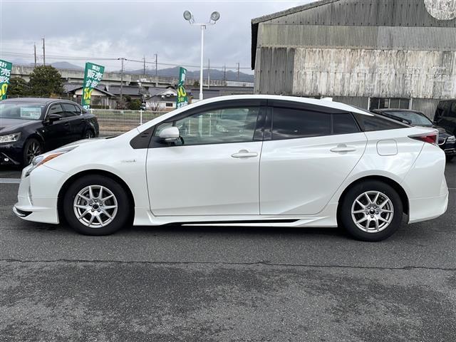 プリウス Ｓ　スマートキー　プッシュスタート　ＥＴＣ　純正メモリナビ（ＤＴＶ／ＢＴ／ＤＶＤ／ラジオ）　バックカメラ　スペアキー　オートライト　オートエアコン　純正フロアマット　社外アルミホイール　保証書　取扱説明書（33枚目）