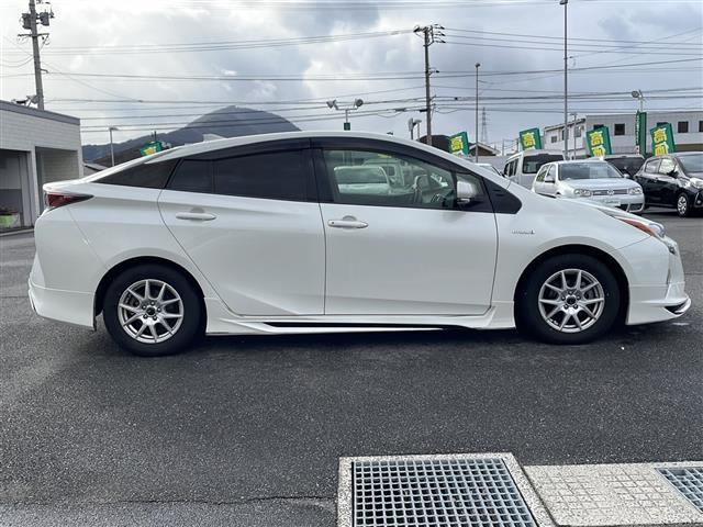 プリウス Ｓ　スマートキー　プッシュスタート　ＥＴＣ　純正メモリナビ（ＤＴＶ／ＢＴ／ＤＶＤ／ラジオ）　バックカメラ　スペアキー　オートライト　オートエアコン　純正フロアマット　社外アルミホイール　保証書　取扱説明書（37枚目）