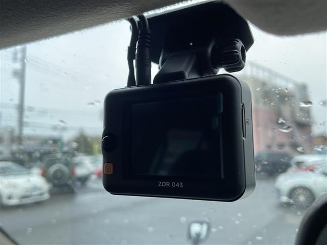 ハイラックスサーフ ＳＳＲ－Ｘ　禁煙車　リモコンキー　前後ドライブレコーダー　社外ディスプレイオーディオ（ＢＴ／ＤＶＤ／ＵＳＢ／ラジオ）　社外シートカバー　オートエアコン　オートライト　ＴＲＤアルミホイール　純正フロアマット（2枚目）