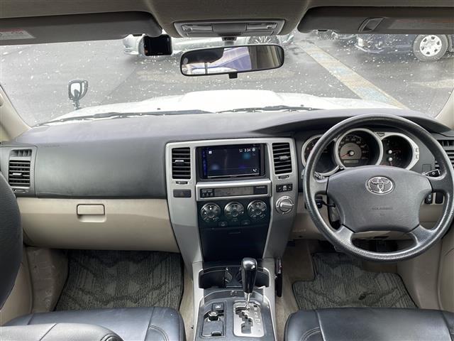 ハイラックスサーフ ＳＳＲ－Ｘ　禁煙車　リモコンキー　前後ドライブレコーダー　社外ディスプレイオーディオ（ＢＴ／ＤＶＤ／ＵＳＢ／ラジオ）　社外シートカバー　オートエアコン　オートライト　ＴＲＤアルミホイール　純正フロアマット（4枚目）