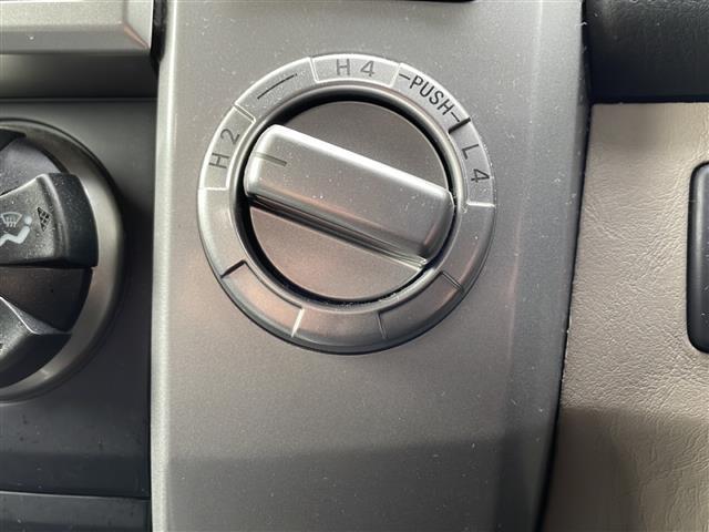 ハイラックスサーフ ＳＳＲ－Ｘ　禁煙車　リモコンキー　前後ドライブレコーダー　社外ディスプレイオーディオ（ＢＴ／ＤＶＤ／ＵＳＢ／ラジオ）　社外シートカバー　オートエアコン　オートライト　ＴＲＤアルミホイール　純正フロアマット（17枚目）