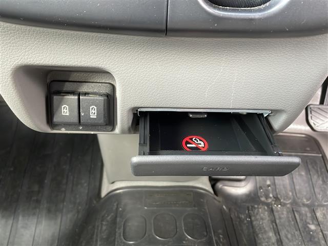 �y�t�r�a�[�q�z�t�r�a�ڑ������Ă��܂��̂Ōg�тȂǂ̓d�q�@��̏[�d�ɂ��g���ĕ֗��ł���