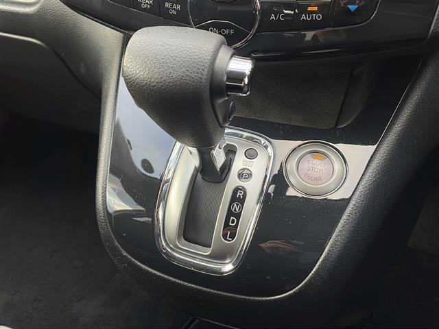 セレナ ハイウェイスター　Ｓ－ハイブリッド　禁煙車　ワンオーナー車　純正ナビ　Ｂｌｕｅｔｏｏｔｈ　フルセグＴＶ　バックカメラ　社外フリップダウンモニター　両側パワースライドドア　キセノンヘッドライト　クルーズコントロール　スマートキー　ＥＴＣ（10枚目）