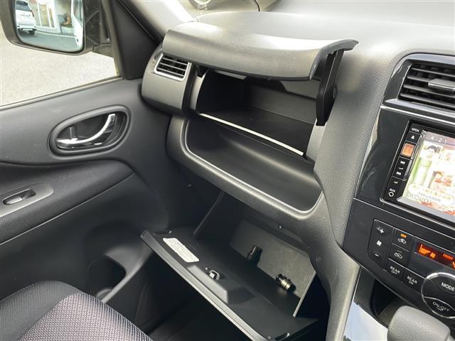 セレナ ハイウェイスター　Ｓ－ハイブリッド　禁煙車　ワンオーナー車　純正ナビ　Ｂｌｕｅｔｏｏｔｈ　フルセグＴＶ　バックカメラ　社外フリップダウンモニター　両側パワースライドドア　キセノンヘッドライト　クルーズコントロール　スマートキー　ＥＴＣ（17枚目）