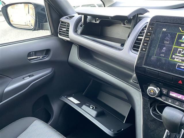 セレナ ハイウェイスターＶ　禁煙車　ワンオーナー車　フリップダウンモニター　純正ナビ　Ｂｌｕｅｔｏｏｔｈ　フルセグＴＶ　全周囲カメラ　両側パワースライドドア　デジタルインナーミラー　ドライブレコーダー　ブラインドスポットモニ（18枚目）