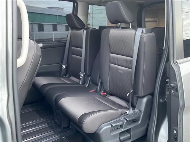 セレナ ハイウェイスターＶ　禁煙車　ワンオーナー車　フリップダウンモニター　純正ナビ　Ｂｌｕｅｔｏｏｔｈ　フルセグＴＶ　全周囲カメラ　両側パワースライドドア　デジタルインナーミラー　ドライブレコーダー　ブラインドスポットモニ（25枚目）