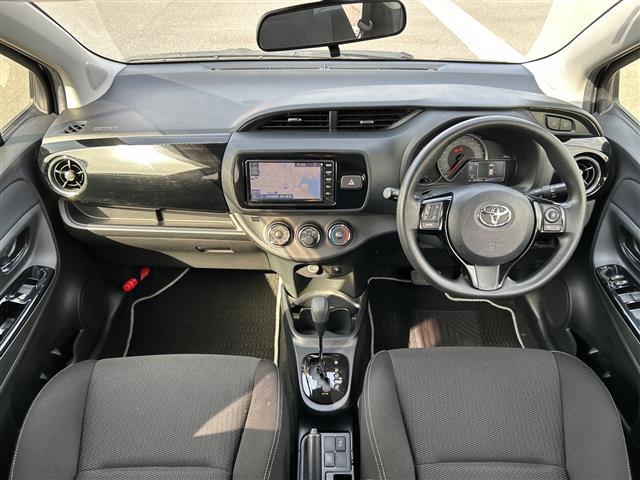 ヴィッツ F セーフティーエディションIII 禁煙車 ワンオーナー スマートキー プッシュスタート 純正メモリナビ(DTV/BT/DVD/ラジオ) バックカメラ オートライト オートハイビーム 衝突軽減ブレーキ マニュアルエアコン(5枚目)