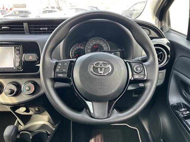 ヴィッツ F セーフティーエディションIII 禁煙車 ワンオーナー スマートキー プッシュスタート 純正メモリナビ(DTV/BT/DVD/ラジオ) バックカメラ オートライト オートハイビーム 衝突軽減ブレーキ マニュアルエアコン(6枚目)