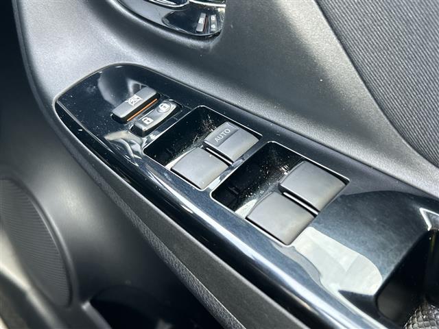 ヴィッツ F セーフティーエディションIII 禁煙車 ワンオーナー スマートキー プッシュスタート 純正メモリナビ(DTV/BT/DVD/ラジオ) バックカメラ オートライト オートハイビーム 衝突軽減ブレーキ マニュアルエアコン(18枚目)