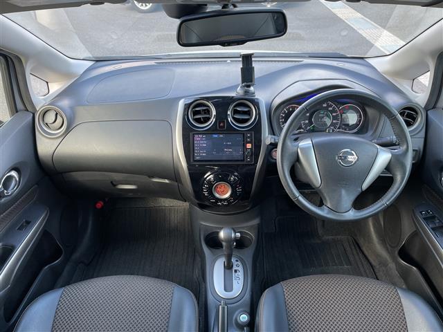 ノート メダリスト　ワンオーナー　禁煙車　スマートキー　プッシュスタート　ディスプレイオーディオ　全方位カメラ　衝突軽減ブレーキ　アイドリングストップ　車線逸脱警報装置　横滑り防止装置　純正フロアマット　保証書（4枚目）