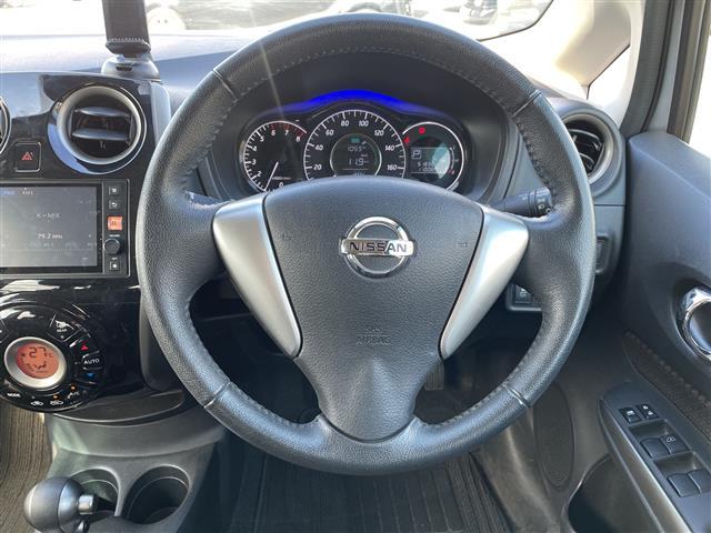 ノート メダリスト　ワンオーナー　禁煙車　スマートキー　プッシュスタート　ディスプレイオーディオ　全方位カメラ　衝突軽減ブレーキ　アイドリングストップ　車線逸脱警報装置　横滑り防止装置　純正フロアマット　保証書（5枚目）