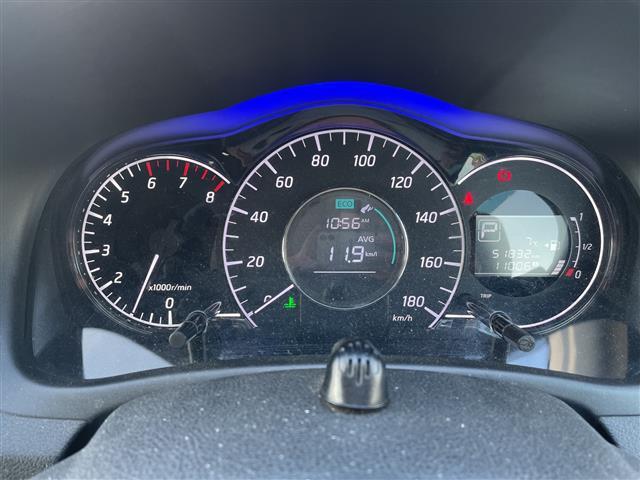 ノート メダリスト　ワンオーナー　禁煙車　スマートキー　プッシュスタート　ディスプレイオーディオ　全方位カメラ　衝突軽減ブレーキ　アイドリングストップ　車線逸脱警報装置　横滑り防止装置　純正フロアマット　保証書（6枚目）