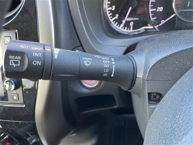 ノート メダリスト　ワンオーナー　禁煙車　スマートキー　プッシュスタート　ディスプレイオーディオ　全方位カメラ　衝突軽減ブレーキ　アイドリングストップ　車線逸脱警報装置　横滑り防止装置　純正フロアマット　保証書（11枚目）