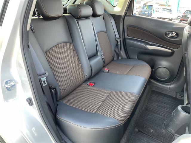 ノート メダリスト　ワンオーナー　禁煙車　スマートキー　プッシュスタート　ディスプレイオーディオ　全方位カメラ　衝突軽減ブレーキ　アイドリングストップ　車線逸脱警報装置　横滑り防止装置　純正フロアマット　保証書（21枚目）