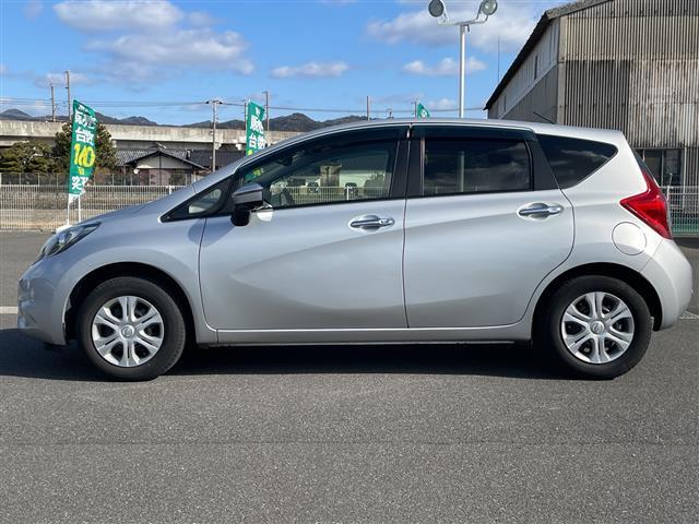 ノート メダリスト　ワンオーナー　禁煙車　スマートキー　プッシュスタート　ディスプレイオーディオ　全方位カメラ　衝突軽減ブレーキ　アイドリングストップ　車線逸脱警報装置　横滑り防止装置　純正フロアマット　保証書（33枚目）