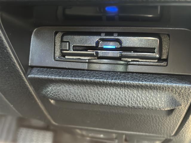 ヴォクシー ＺＳ　煌ＩＩ　ワンオーナー　両側パワースライドドア　スマートキー　スペアキー１本　イモビライザー　フリップダウンモニター　ステアリングスイッチ　クルコン　レーンキープアシスト　プリクラッシュセーフティー　純正フロア（3枚目）