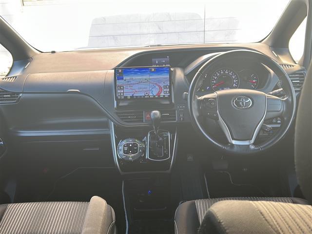 ヴォクシー ＺＳ　煌ＩＩ　ワンオーナー　両側パワースライドドア　スマートキー　スペアキー１本　イモビライザー　フリップダウンモニター　ステアリングスイッチ　クルコン　レーンキープアシスト　プリクラッシュセーフティー　純正フロア（7枚目）