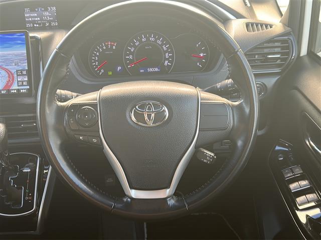 ヴォクシー ＺＳ　煌ＩＩ　ワンオーナー　両側パワースライドドア　スマートキー　スペアキー１本　イモビライザー　フリップダウンモニター　ステアリングスイッチ　クルコン　レーンキープアシスト　プリクラッシュセーフティー　純正フロア（8枚目）