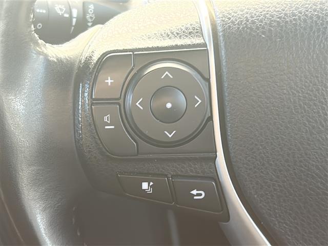 ヴォクシー ＺＳ　煌ＩＩ　ワンオーナー　両側パワースライドドア　スマートキー　スペアキー１本　イモビライザー　フリップダウンモニター　ステアリングスイッチ　クルコン　レーンキープアシスト　プリクラッシュセーフティー　純正フロア（9枚目）