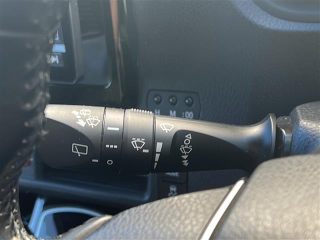 ヴォクシー ＺＳ　煌ＩＩ　ワンオーナー　両側パワースライドドア　スマートキー　スペアキー１本　イモビライザー　フリップダウンモニター　ステアリングスイッチ　クルコン　レーンキープアシスト　プリクラッシュセーフティー　純正フロア（10枚目）