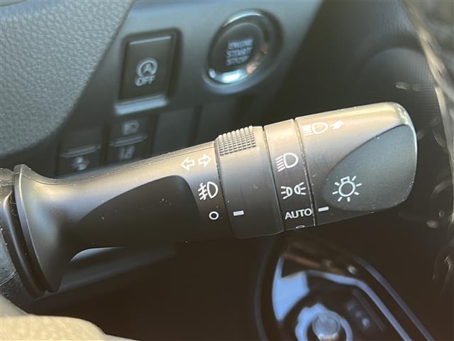 ヴォクシー ＺＳ　煌ＩＩ　ワンオーナー　両側パワースライドドア　スマートキー　スペアキー１本　イモビライザー　フリップダウンモニター　ステアリングスイッチ　クルコン　レーンキープアシスト　プリクラッシュセーフティー　純正フロア（11枚目）