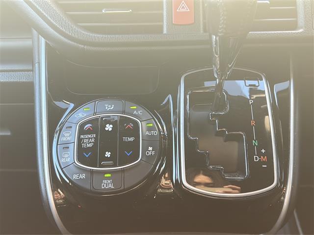 ヴォクシー ＺＳ　煌ＩＩ　ワンオーナー　両側パワースライドドア　スマートキー　スペアキー１本　イモビライザー　フリップダウンモニター　ステアリングスイッチ　クルコン　レーンキープアシスト　プリクラッシュセーフティー　純正フロア（15枚目）