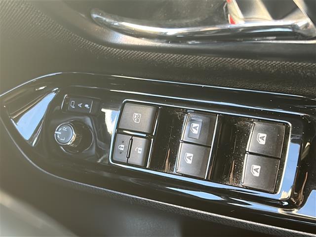 ヴォクシー ＺＳ　煌ＩＩ　ワンオーナー　両側パワースライドドア　スマートキー　スペアキー１本　イモビライザー　フリップダウンモニター　ステアリングスイッチ　クルコン　レーンキープアシスト　プリクラッシュセーフティー　純正フロア（21枚目）
