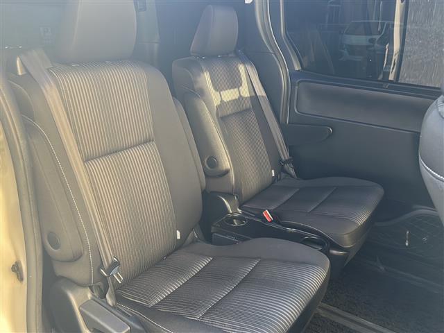 ヴォクシー ＺＳ　煌ＩＩ　ワンオーナー　両側パワースライドドア　スマートキー　スペアキー１本　イモビライザー　フリップダウンモニター　ステアリングスイッチ　クルコン　レーンキープアシスト　プリクラッシュセーフティー　純正フロア（23枚目）