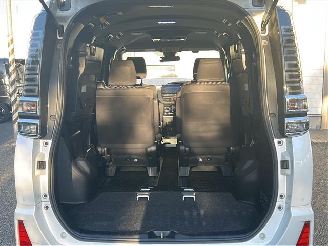 ヴォクシー ＺＳ　煌ＩＩ　ワンオーナー　両側パワースライドドア　スマートキー　スペアキー１本　イモビライザー　フリップダウンモニター　ステアリングスイッチ　クルコン　レーンキープアシスト　プリクラッシュセーフティー　純正フロア（28枚目）