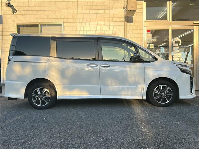 ヴォクシー ＺＳ　煌ＩＩ　ワンオーナー　両側パワースライドドア　スマートキー　スペアキー１本　イモビライザー　フリップダウンモニター　ステアリングスイッチ　クルコン　レーンキープアシスト　プリクラッシュセーフティー　純正フロア（36枚目）