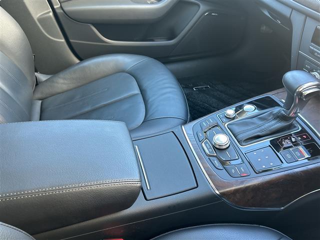 Ａ６アバント ２．８ＦＳＩクワトロ　ワンオーナー　ＥＴＣ　ルーフレール　ＬＥＤライト　ステアリングスイッチ　パワーシート（Ｄ／Ｎ）　プレミアムサウンド（ＢＯＳＥ）　プッシュスタート　純正フロア　オートライト　パーキングセンサー　ＴＲＣ（13枚目）