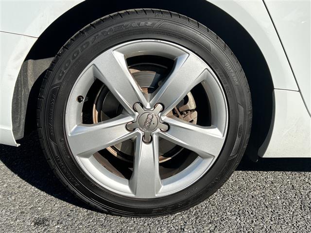 Ａ６アバント ２．８ＦＳＩクワトロ　ワンオーナー　ＥＴＣ　ルーフレール　ＬＥＤライト　ステアリングスイッチ　パワーシート（Ｄ／Ｎ）　プレミアムサウンド（ＢＯＳＥ）　プッシュスタート　純正フロア　オートライト　パーキングセンサー　ＴＲＣ（41枚目）