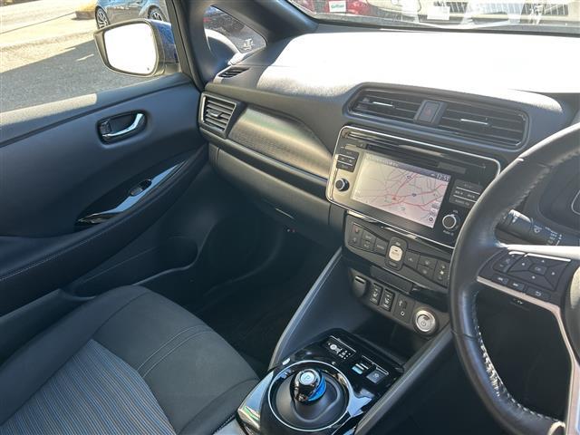 リーフ Ｇ　１オーナー　純正ナビ　ＦＭ／ＡＭ／ＵＳＢ／ＢＴ／ＴＶ／ＤＶＤ／ＣＤ　ＥＴＣ　シートヒーターＤＮ　ステアリングヒーター　追従クルコン　Ｐアシスト　３６０度カメラ　純正フロア　ＬＥＤヘッド　保証書　取説（7枚目）